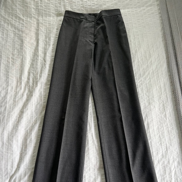 TAHARI 2-Piece Pantsuit. Grey.  Size 2 - Picture 4 of 4